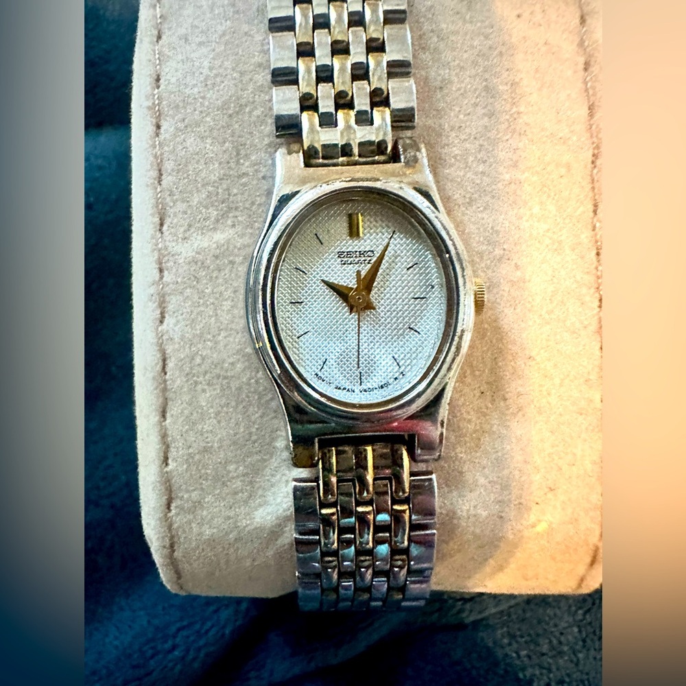 Seiko Women's V401-5228 Quartz Watch 2 Tone Stainless Steel/Gold Oval Dial *READ